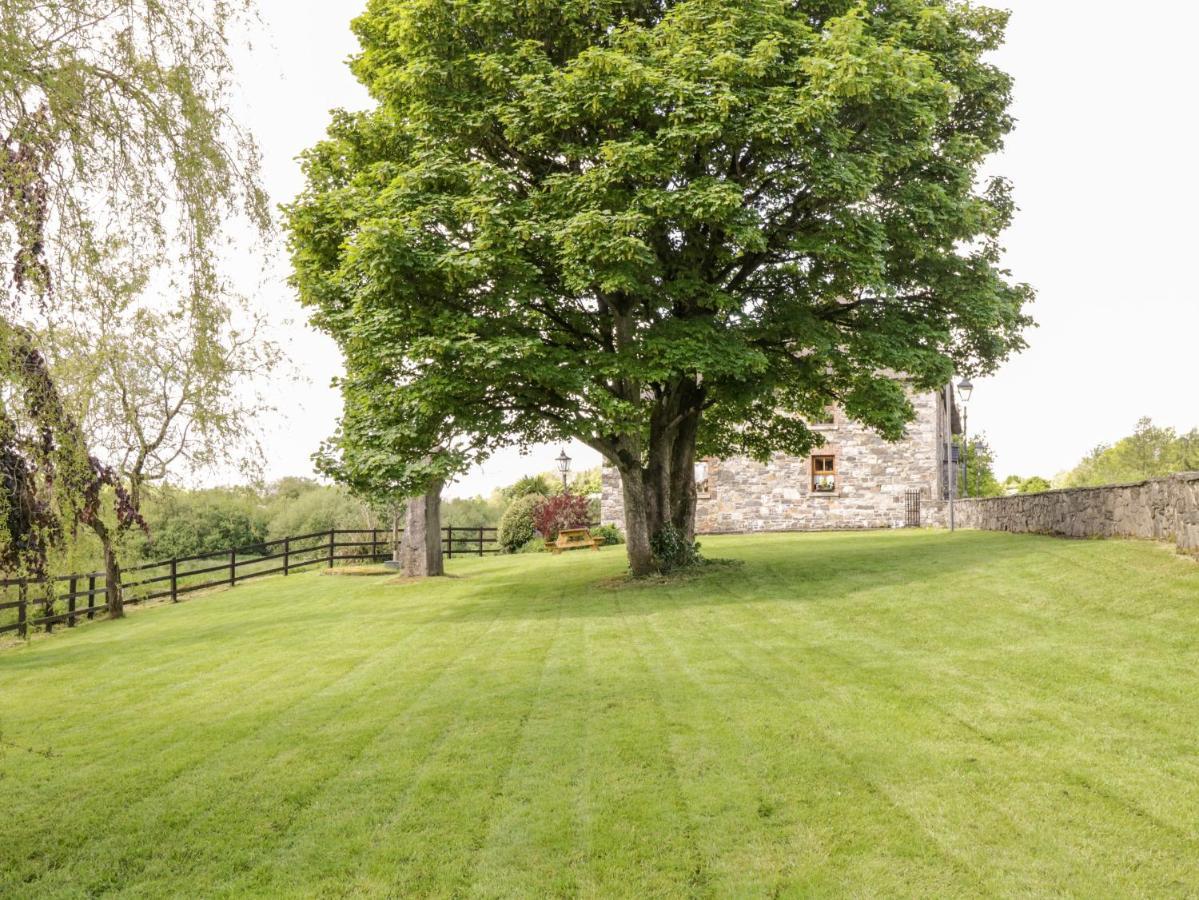 An Maide Ban Vila Cootehill Exterior foto